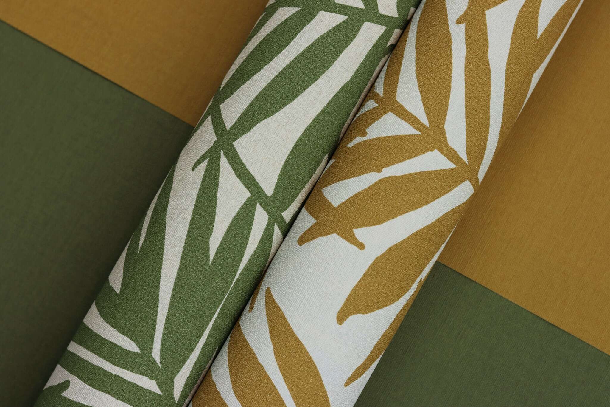 10-452075 Detailaufnahmen 3 Detailed image of Striking non-woven wallpaper in rich mustard yellow with a light texture – brings warmth and colour to the room.