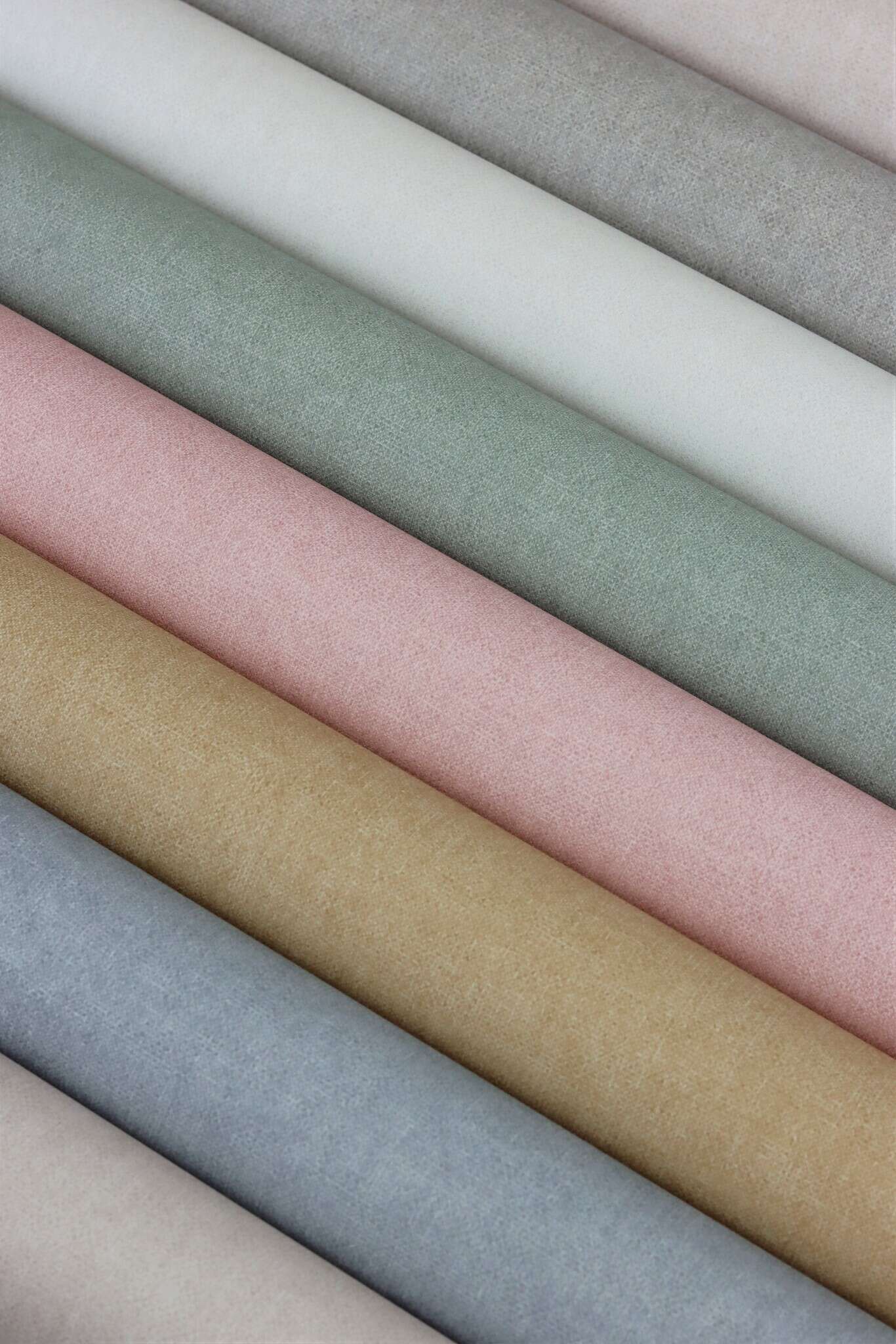 10-252842 Detailaufnahmen 1 Detailed image of Understated grey wallpaper with a smooth feel