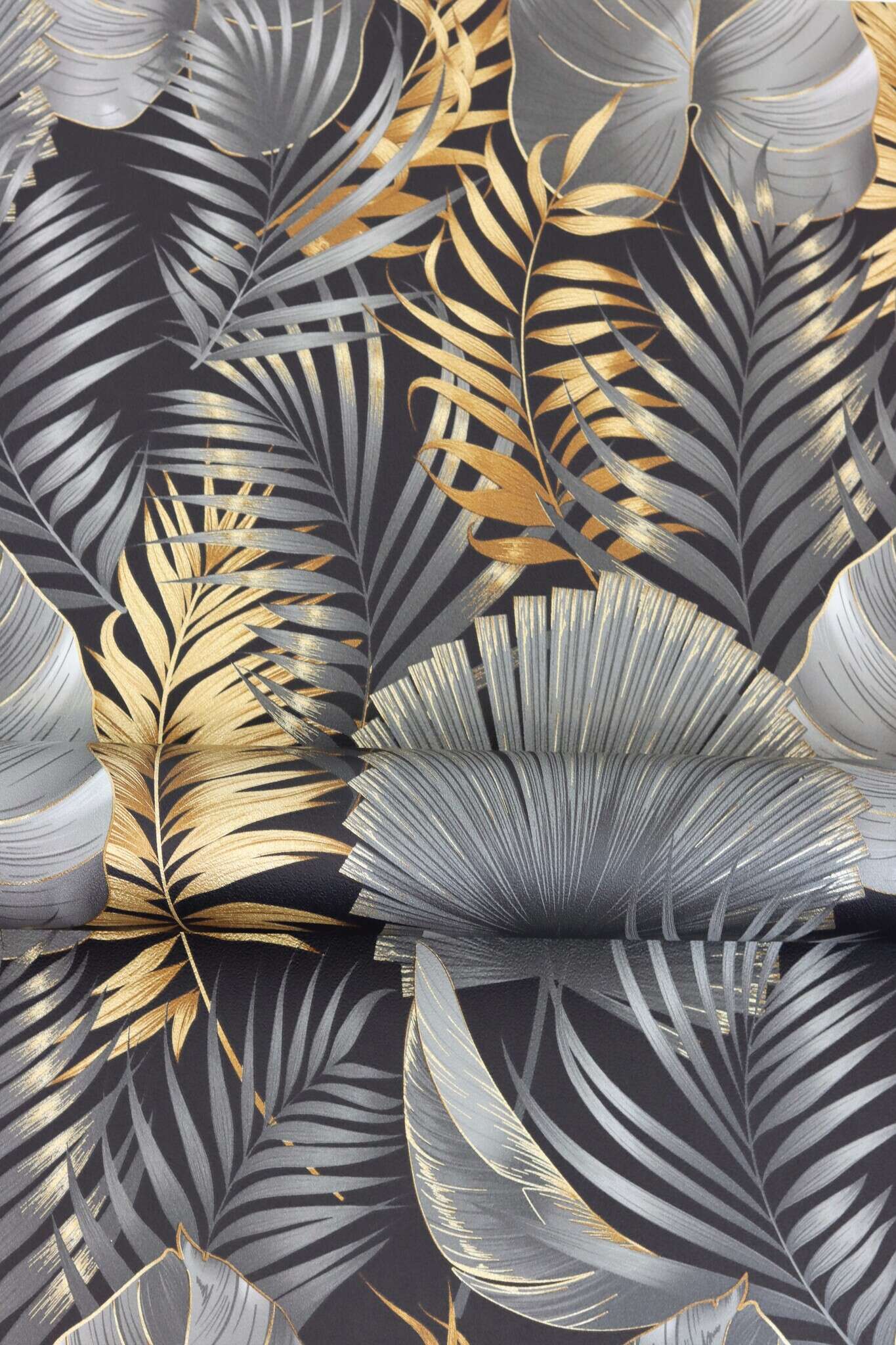 10-462043 Detailaufnahmen 4 Detailed image of Lush leaf motif with palm and monstera leaves in copper, bronze and grey on a black background
