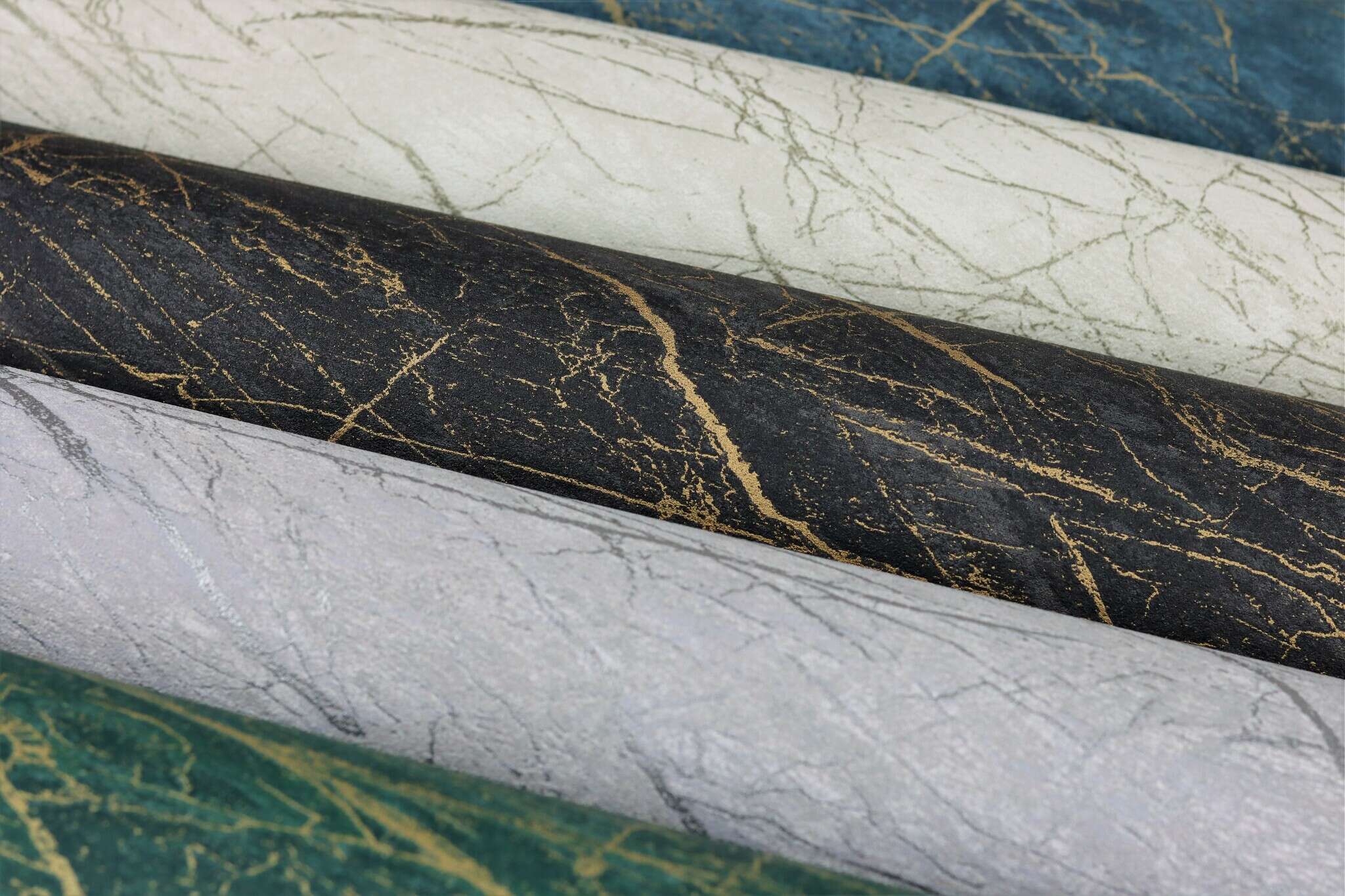 10-428964 Detailaufnahmen 6 Detailed image of Non-woven wallpaper in black marble look with irregular gold-coloured veining.