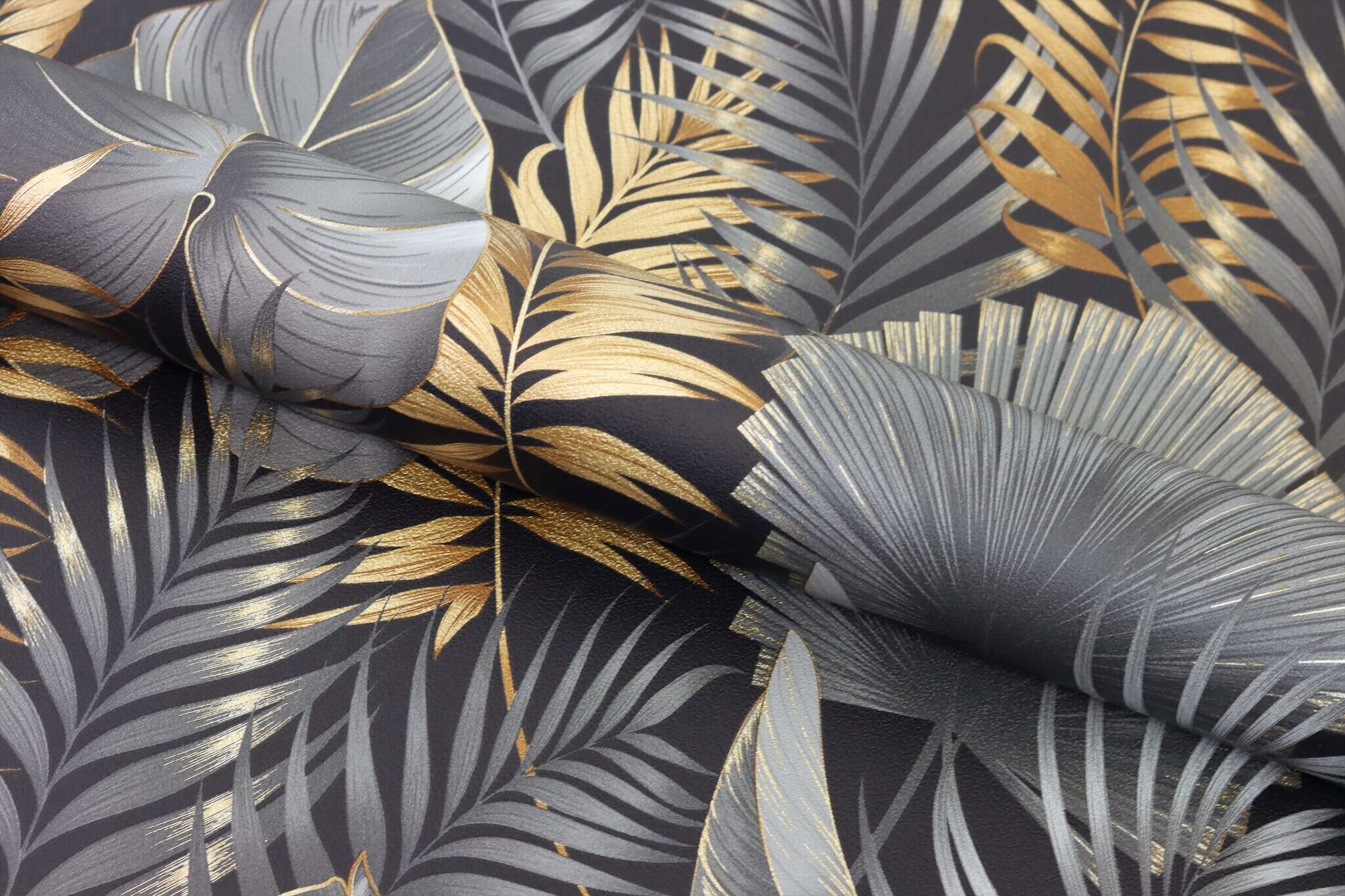 10-462043 Detailaufnahmen 2 Detailed image of Lush leaf motif with palm and monstera leaves in copper, bronze and grey on a black background