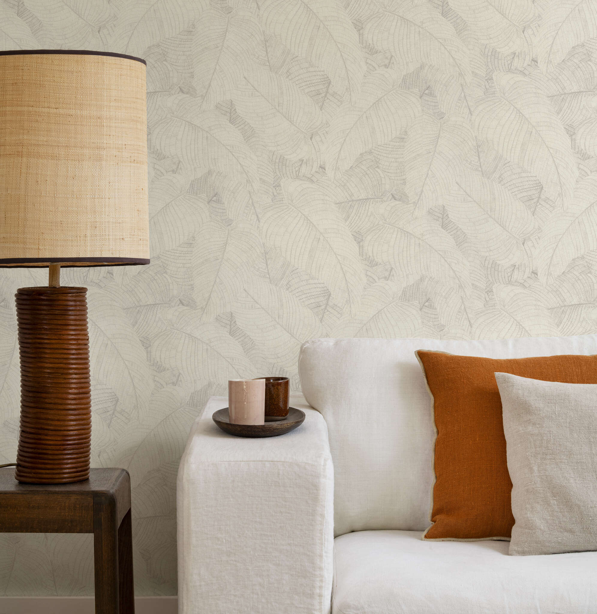10-720525 Raumsituationen 1 Room with Large, overlapping, cream-white leaves in a drawn look with a pearlescent shimmer