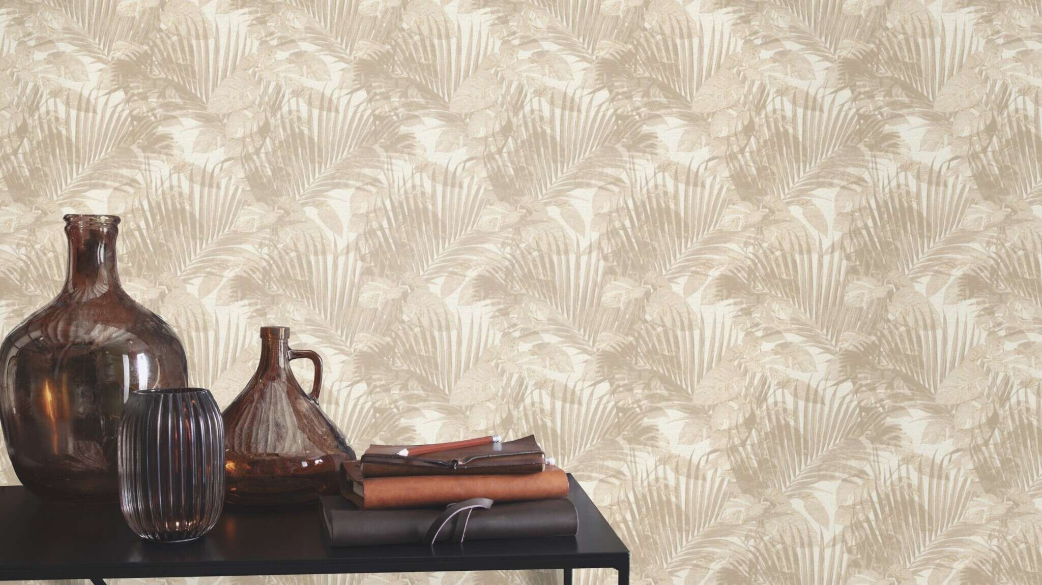 10-600131 Raumsituationen 5 Room with Tropical wallpaper with palm leaves and monstera