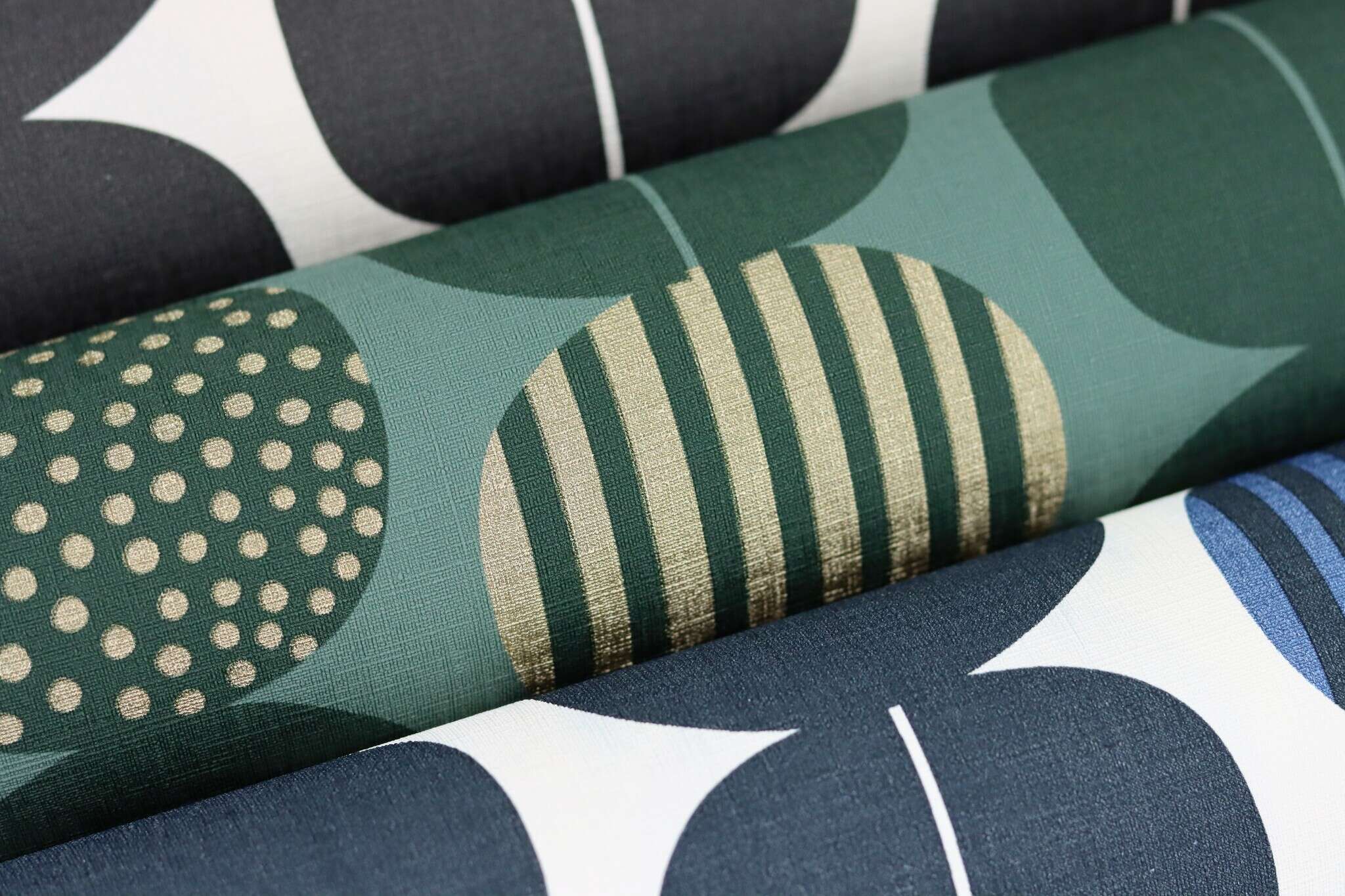 10-539745 Detailaufnahmen 8 Circles non-woven wallpaper in blue-dark blue Selection 539745