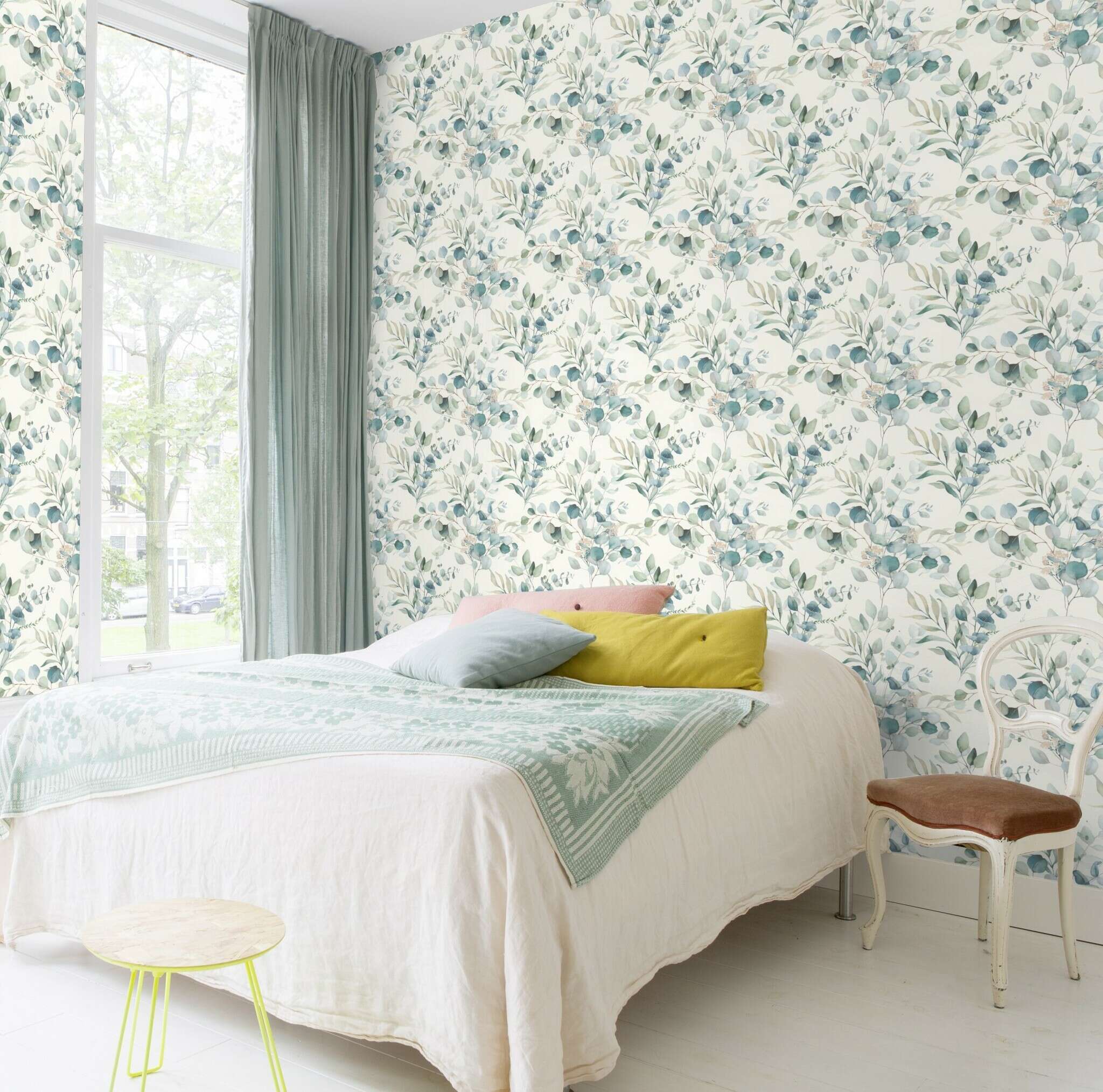 10-300215 Raumsituationen 6 Room with Watercolour-style leaf wallpaper with finely drawn eucalyptus and fern leaves in muted green and blue tones