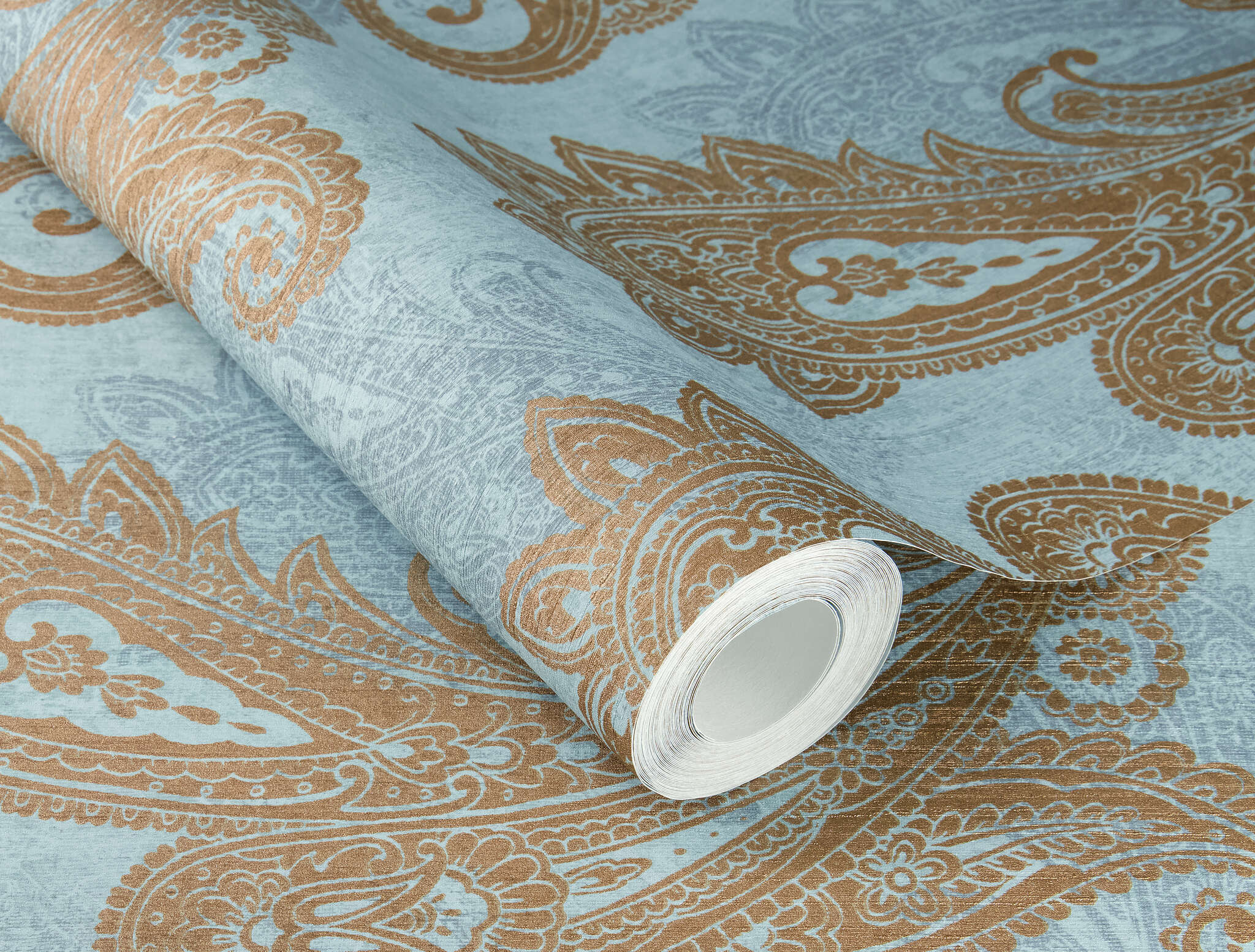 10-746440 Detailaufnahmen 1 Detailed image of Oriental wallpaper with paisley-style ornaments