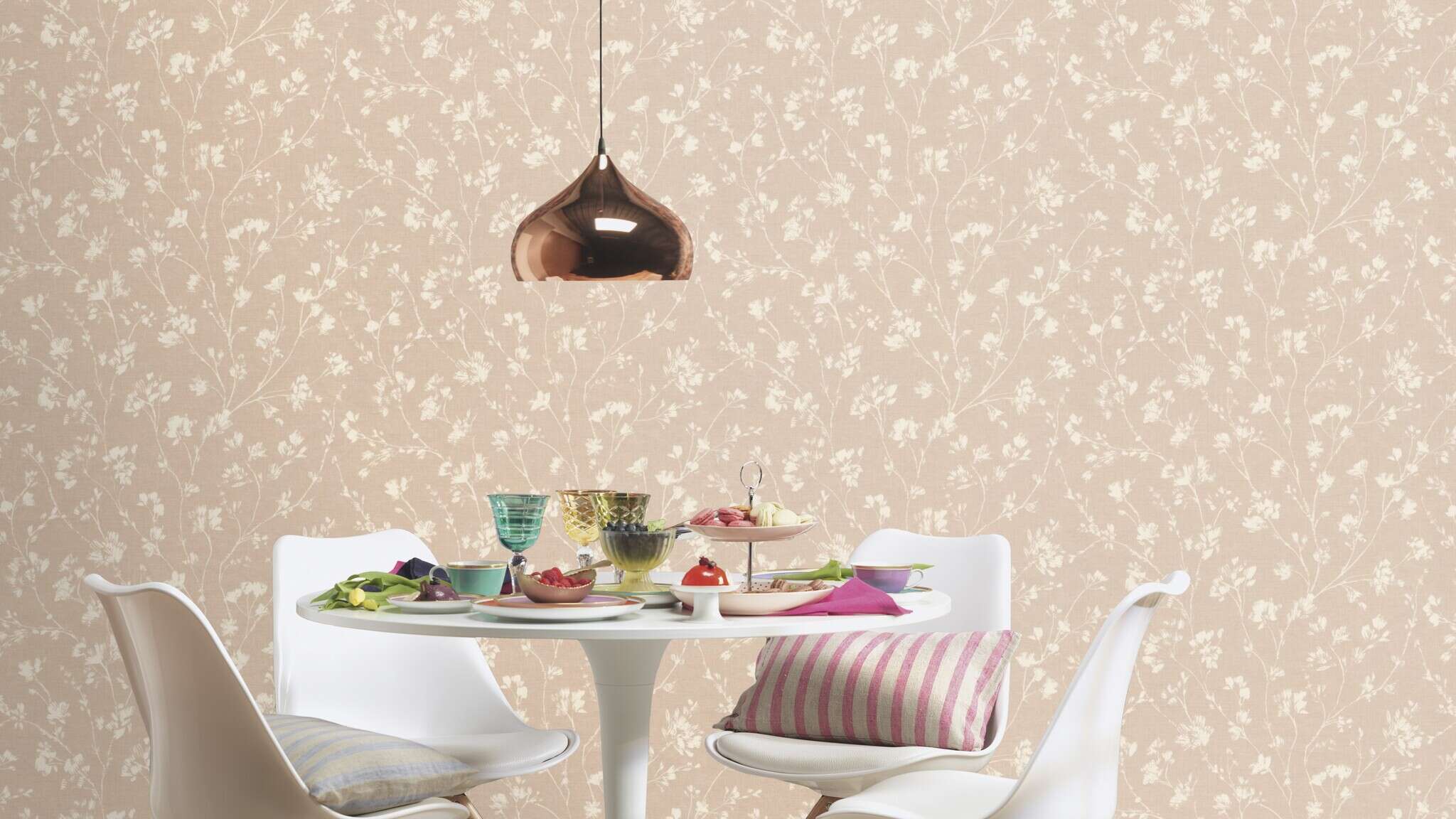 10-463811 Raumsituationen 4 Room with Light, delicate flowers on a beige background – a soft, calm design for natural interior design.