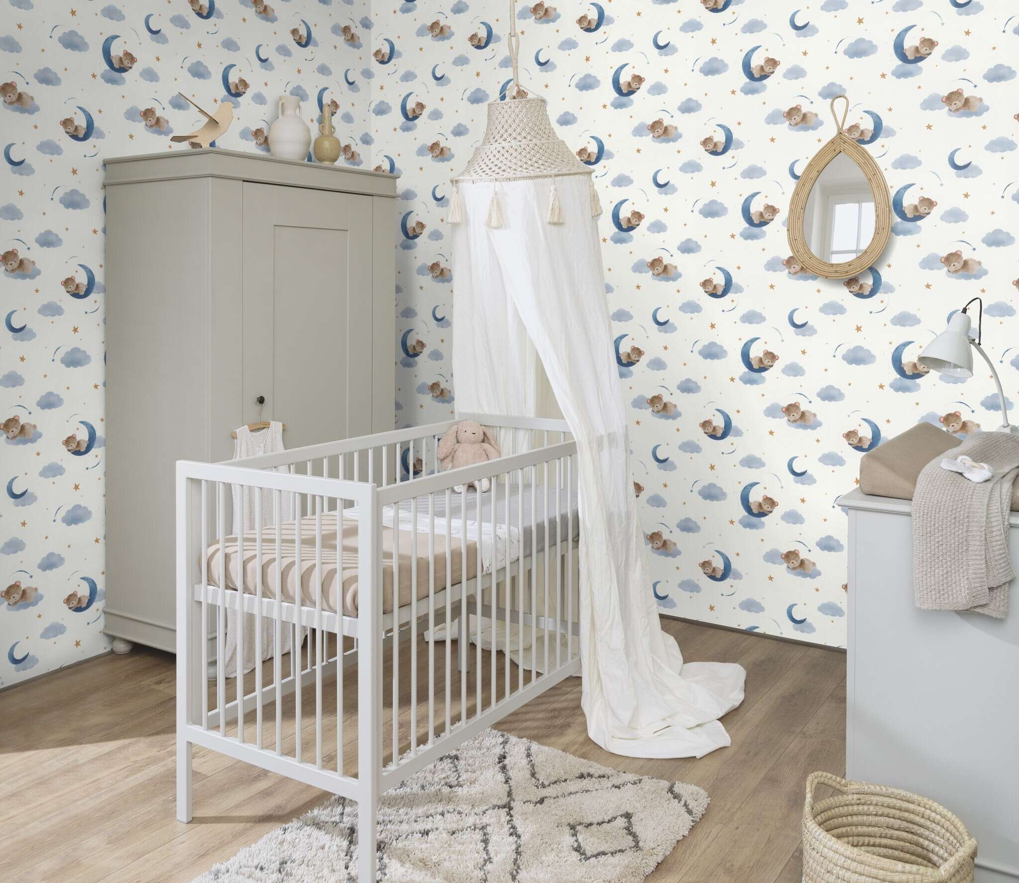 10-321005 Raumsituationen 1 Room with Playful wallpaper with little bears on moons, clouds and stars in blue and beige