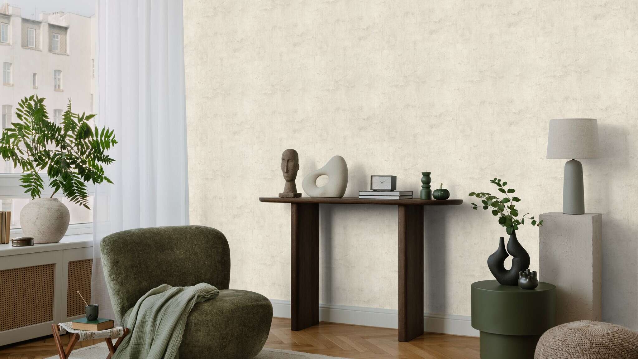 Raum mit Tapete mit realistischer Betonstruktur in warmem Sandton für natürliche und moderne Wohnräume