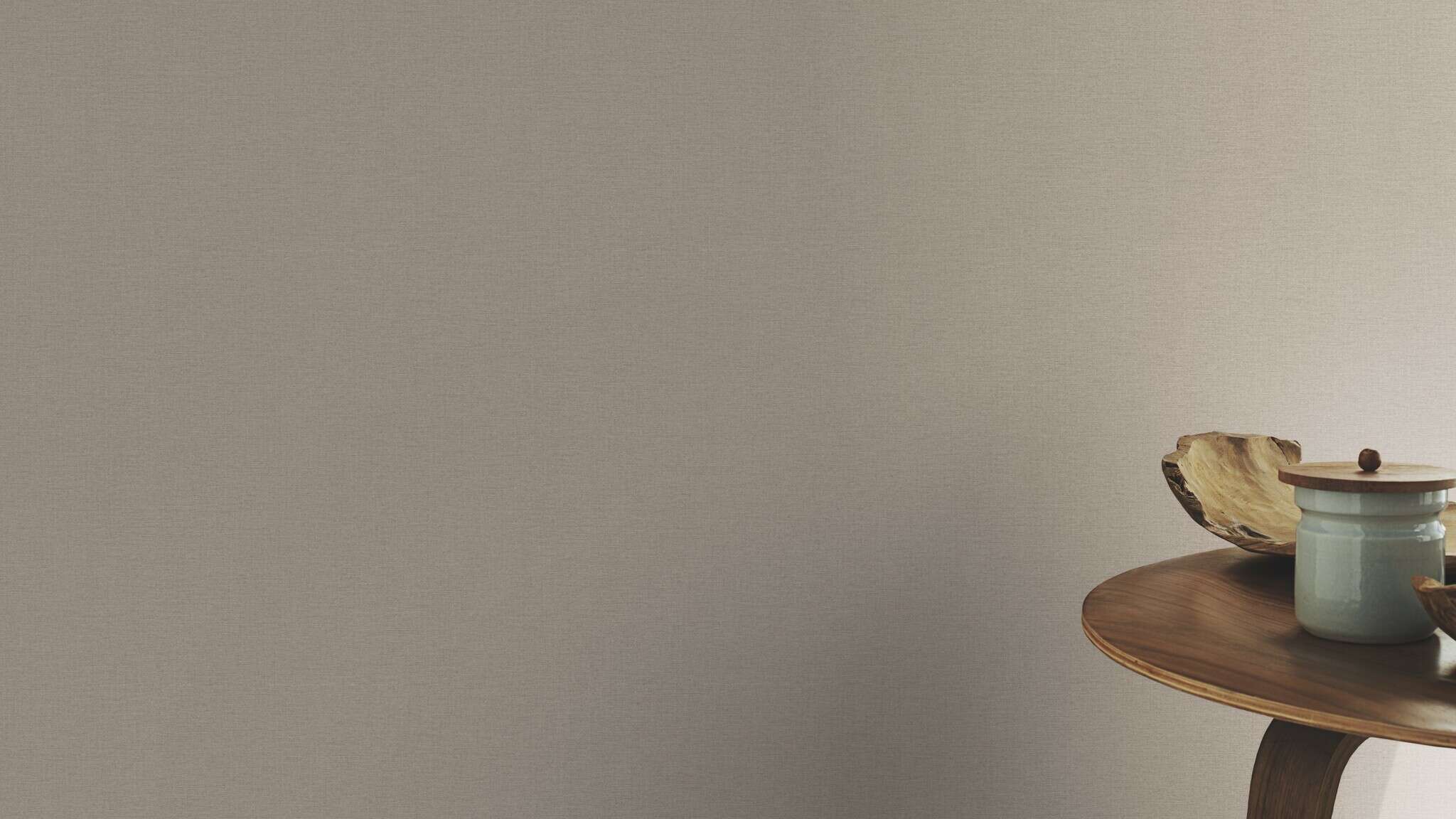 10-452020 Raumsituationen 1 Room with Subtle light brown wallpaper with a textile look and textile surface.