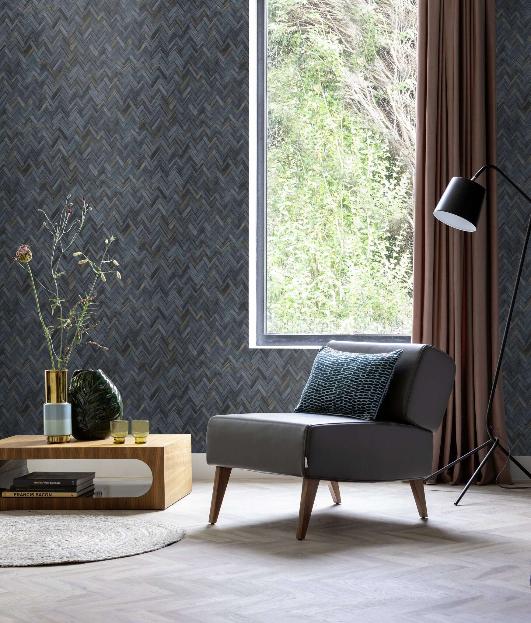 10-410389 Raumsituationen 1 Room with Non-woven wallpaper with a bamboo texture in rich dark blue – decorative and expressive in a herringbone design.
