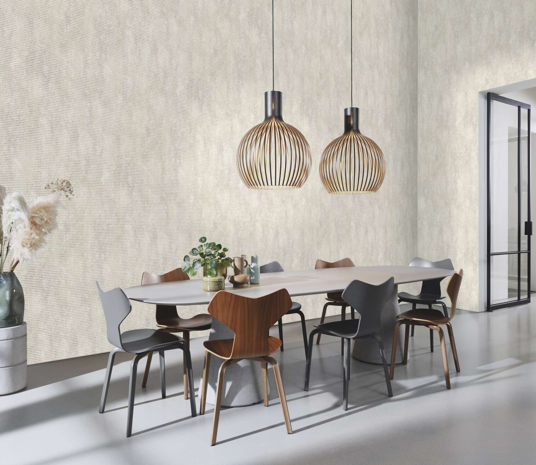 10-315806 Raumsituationen 2 Room with Sand-coloured wallpaper with a gently curved wave pattern on a textured surface – subtle and dynamic.