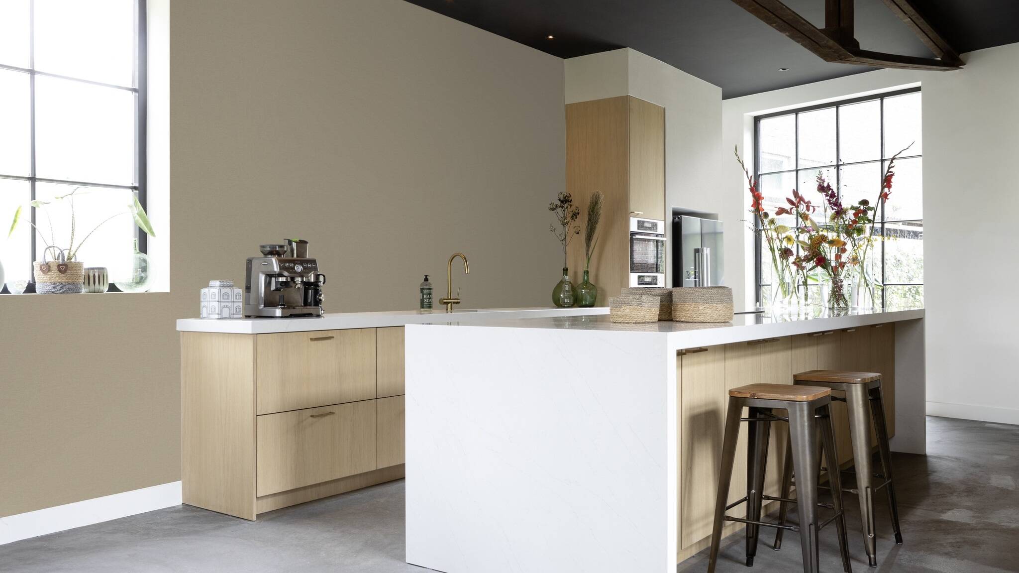 10-449815 Raumsituationen 6 Room with Beige wallpaper with an even texture in a natural shade.