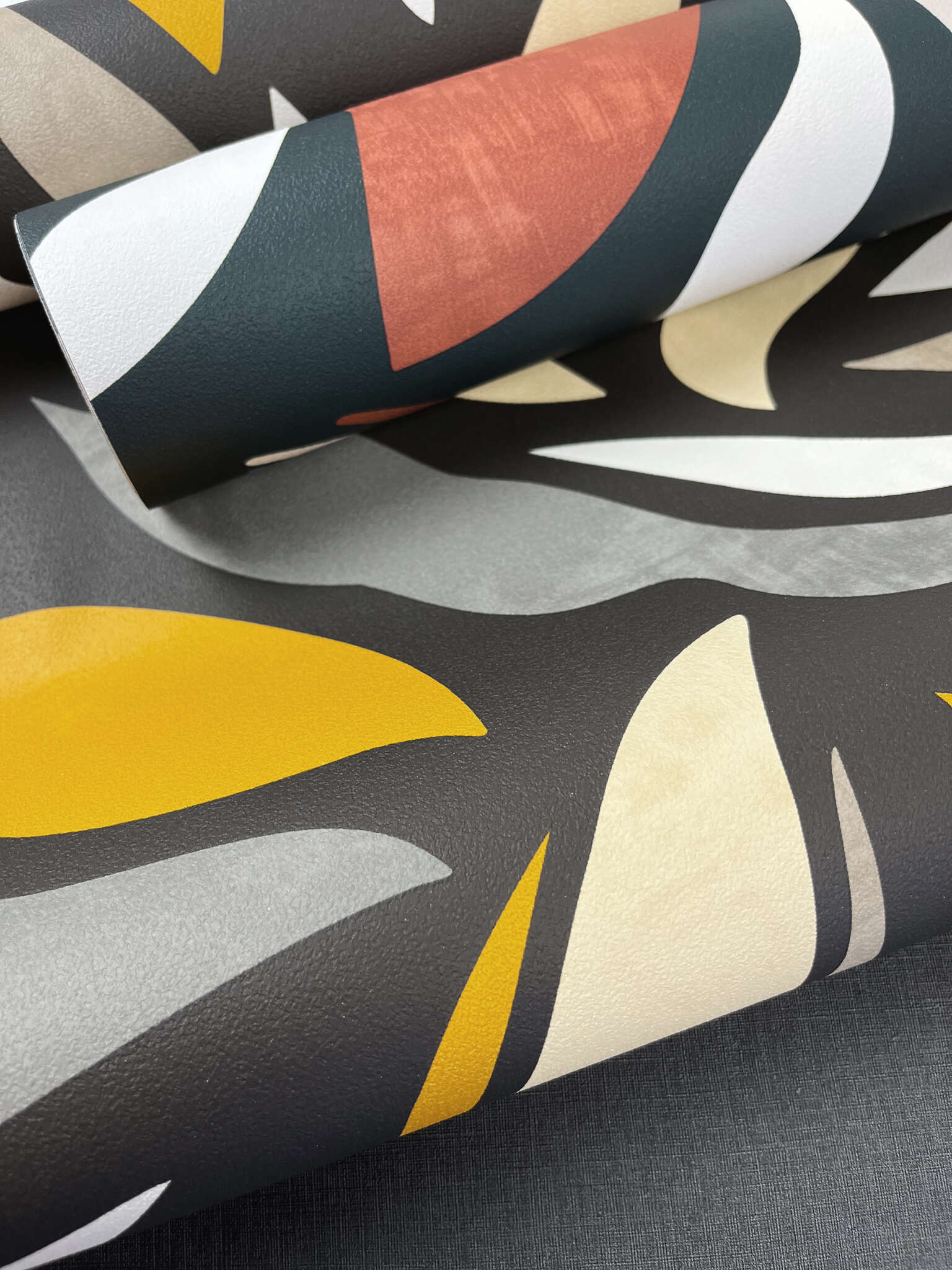 10-869316 Detailaufnahmen 1 Detailed image of Abstract leaves in curved shapes in grey, yellow, ochre and beige