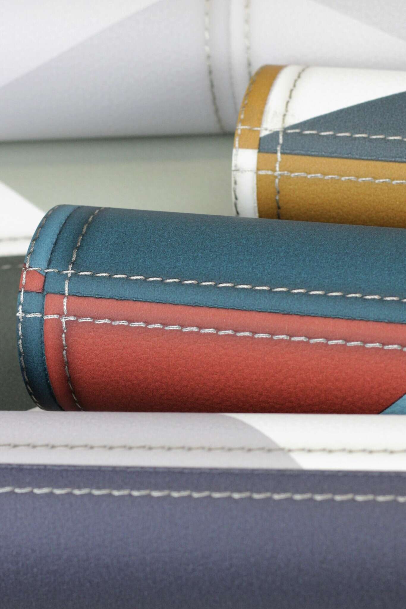 10-419269 Detailaufnahmen 2 Leather-look non-woven wallpaper in blue-dark petrol Selection 419269