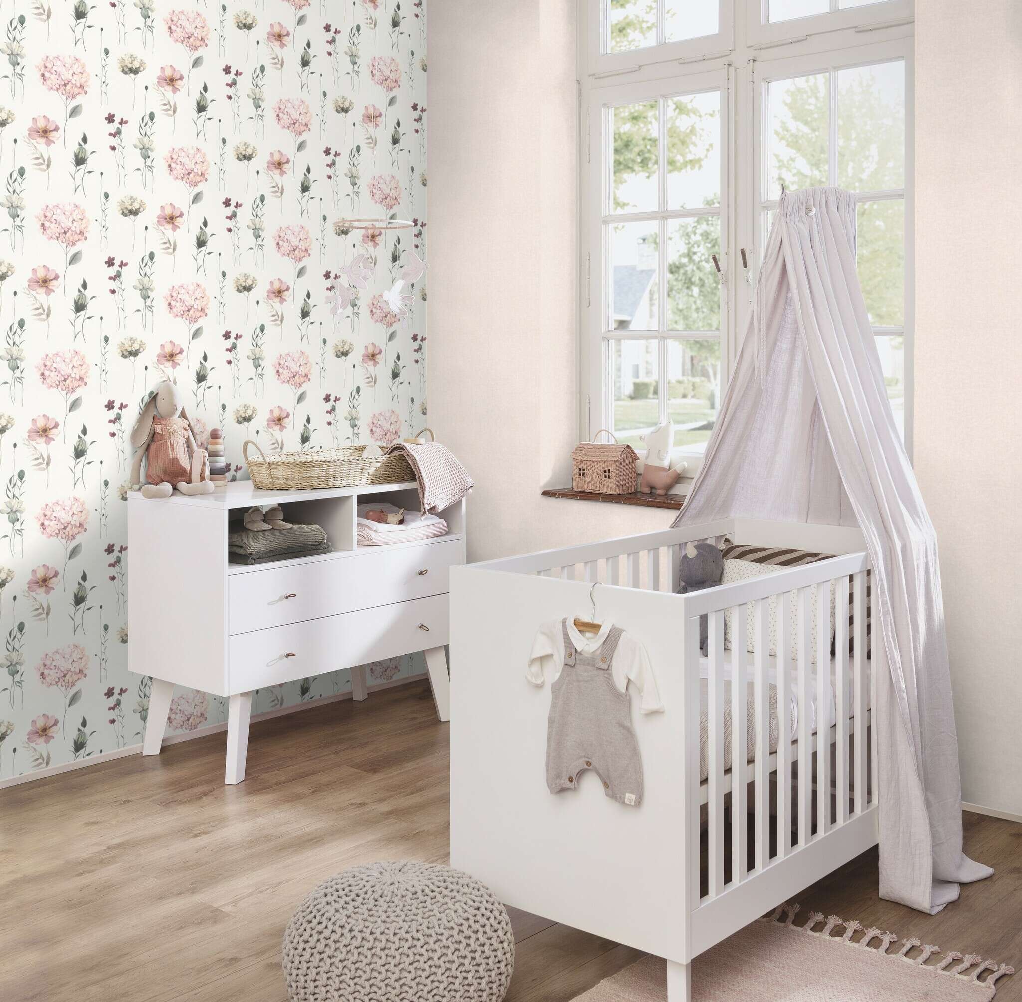10-252811 Raumsituationen 6 Room with Smooth rose-coloured wallpaper for a soft, harmonious room effect