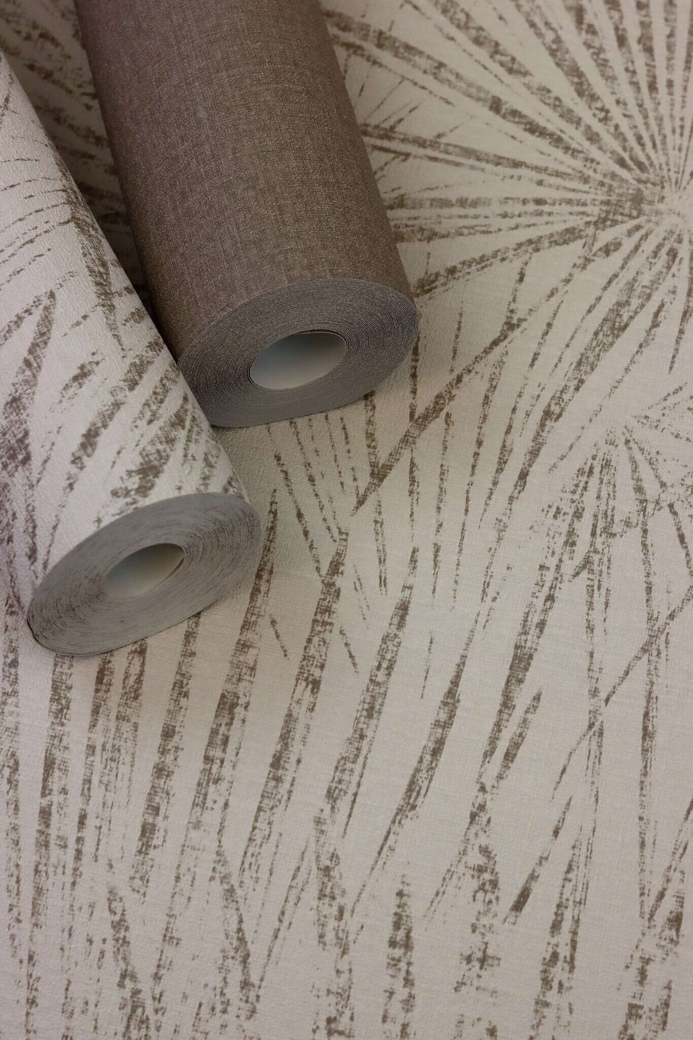 10-555721 Detailaufnahmen 11 Detailed image of Wallpaper with drawn palm fronds in shabby chic style