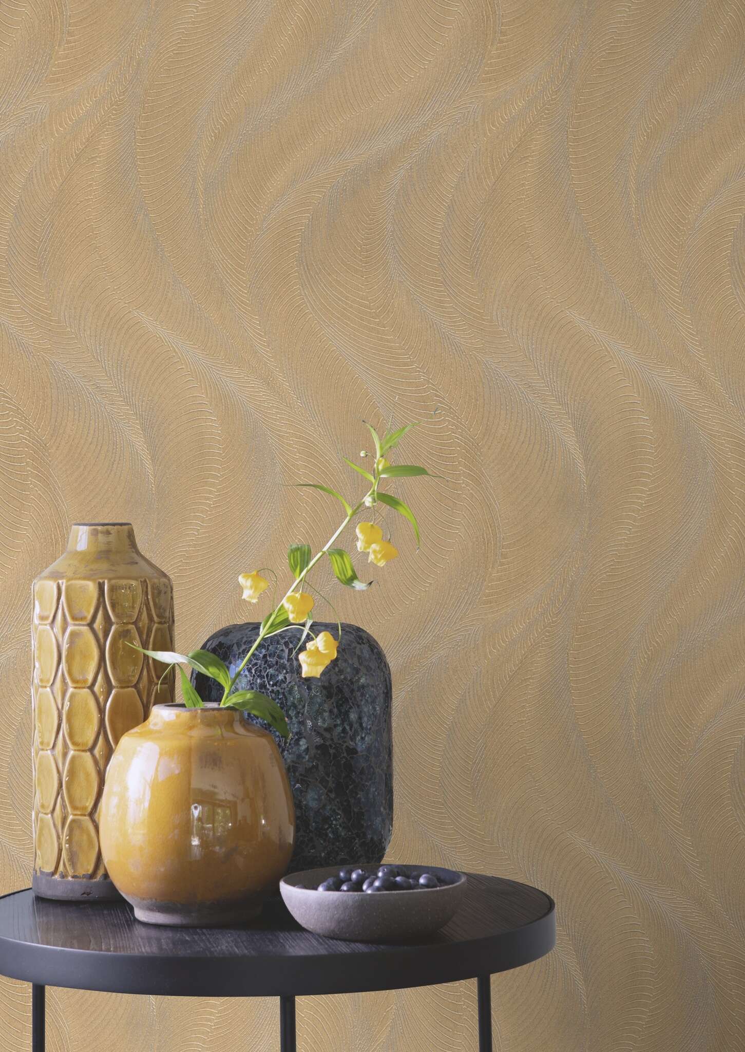 10-659641 Raumsituationen 1 Non-woven wallpaper in gold-taupe Incanto 659641