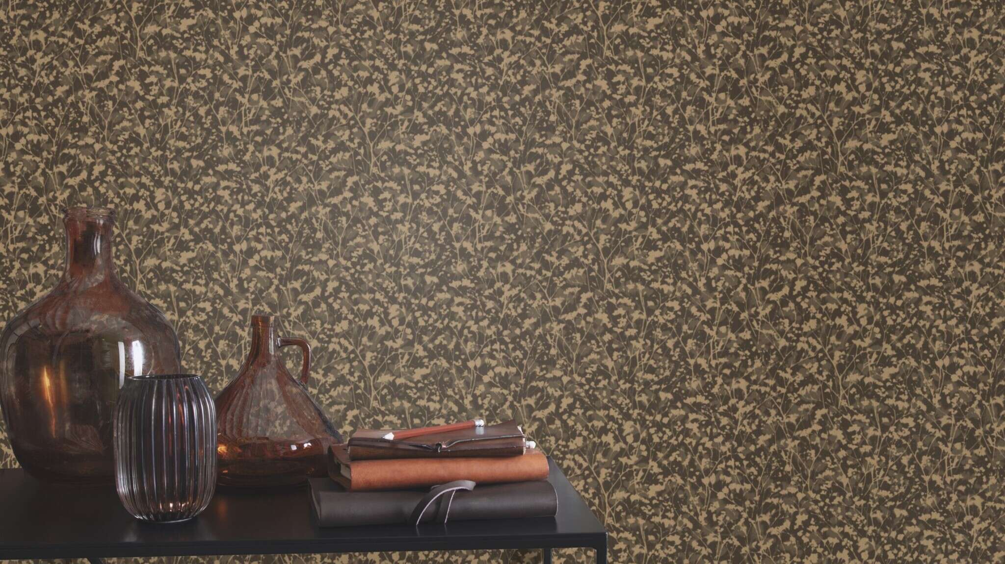 10-720754 Raumsituationen 1 Room with Wallpaper with plant silhouettes and a fine vertical texture