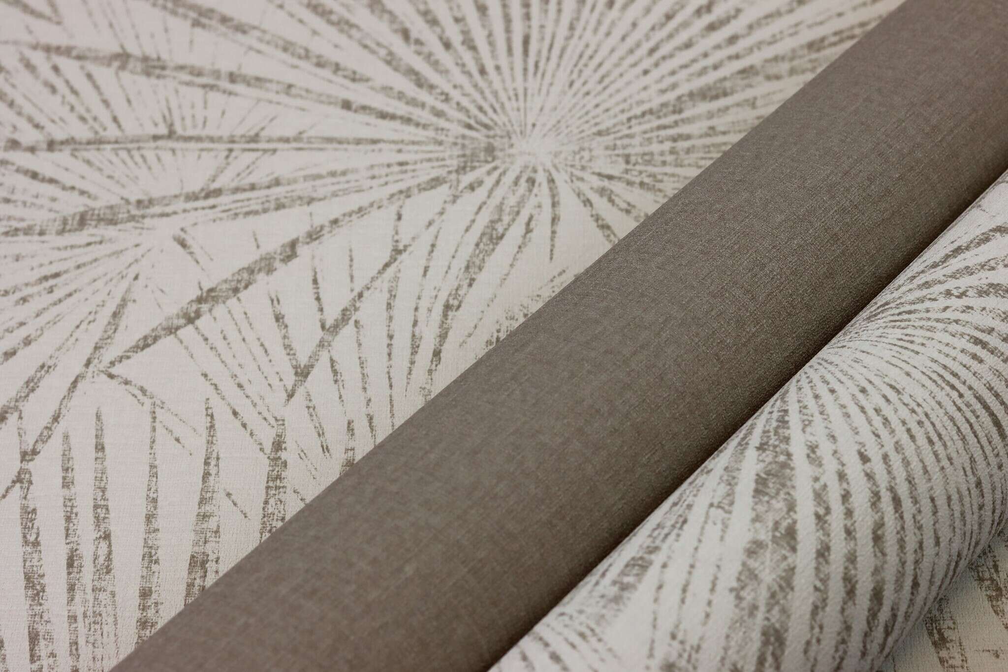 10-555721 Detailaufnahmen 8 Detailed image of Wallpaper with drawn palm fronds in shabby chic style
