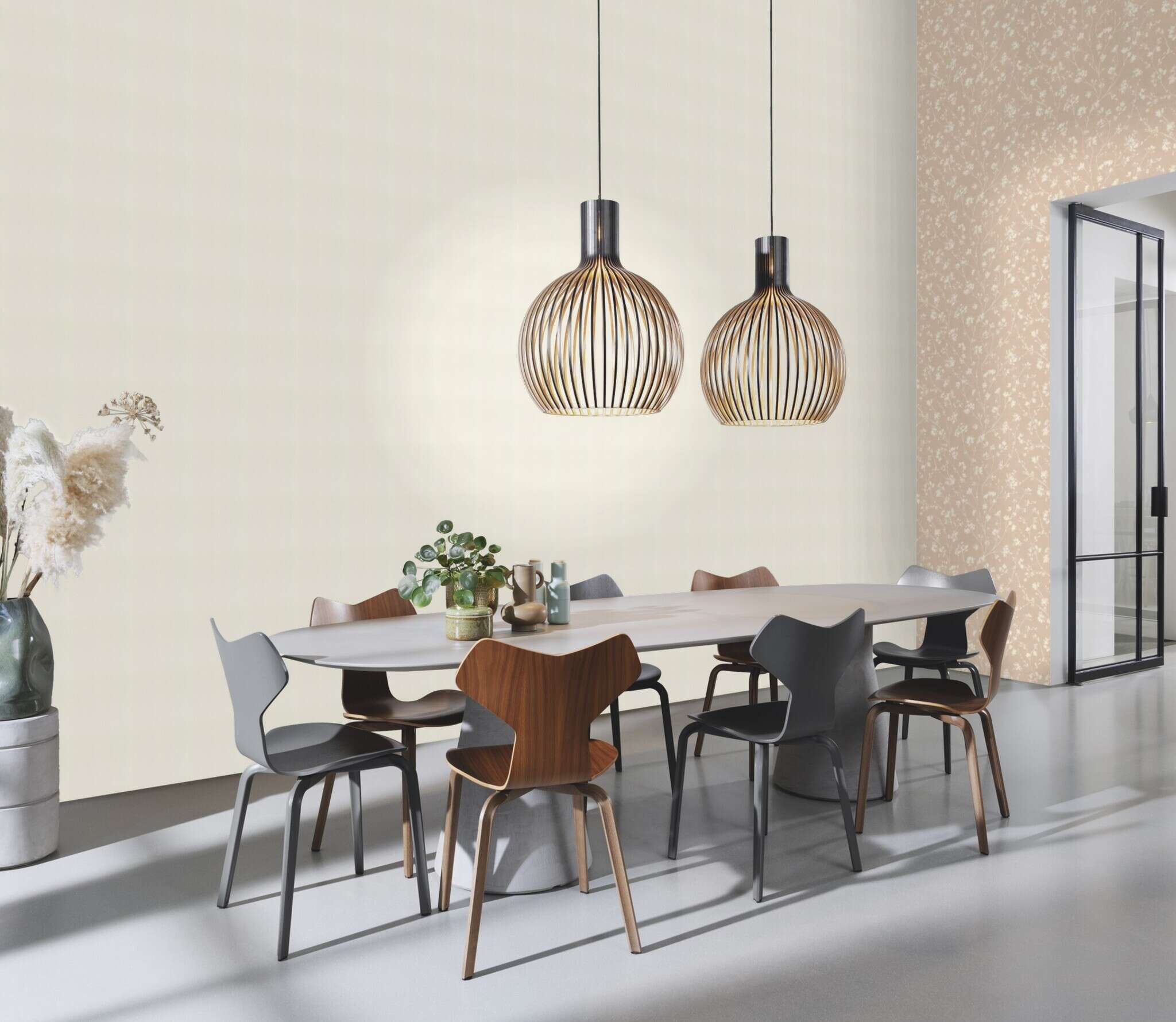 10-463811 Raumsituationen 4 Room with Light, delicate flowers on a beige background – a soft, calm design for natural interior design.
