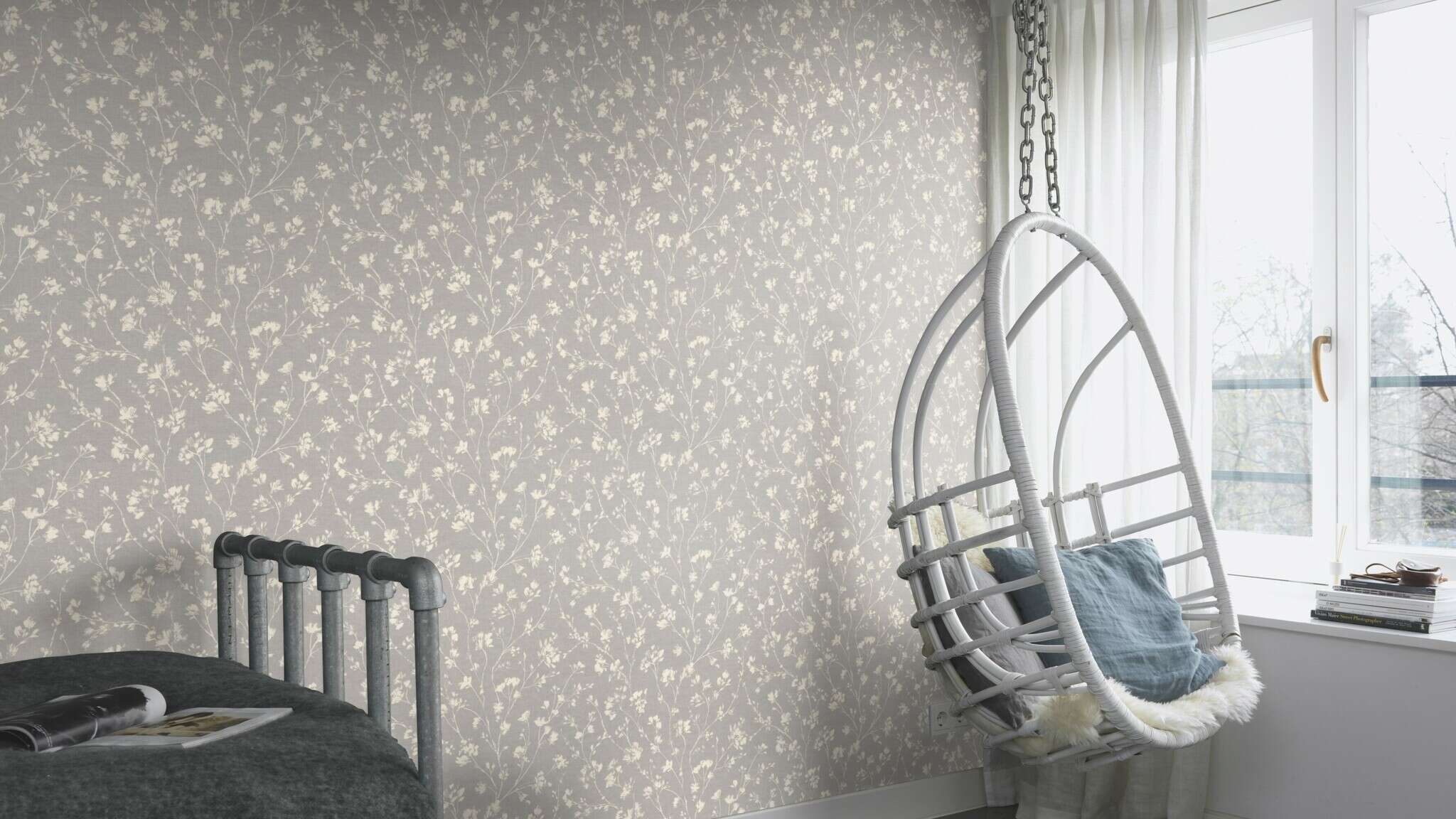 10-463828 Raumsituationen 5 Room with Delicate white flower tendrils on a medium grey background – an elegant, subtle wallpaper for modern living spaces.