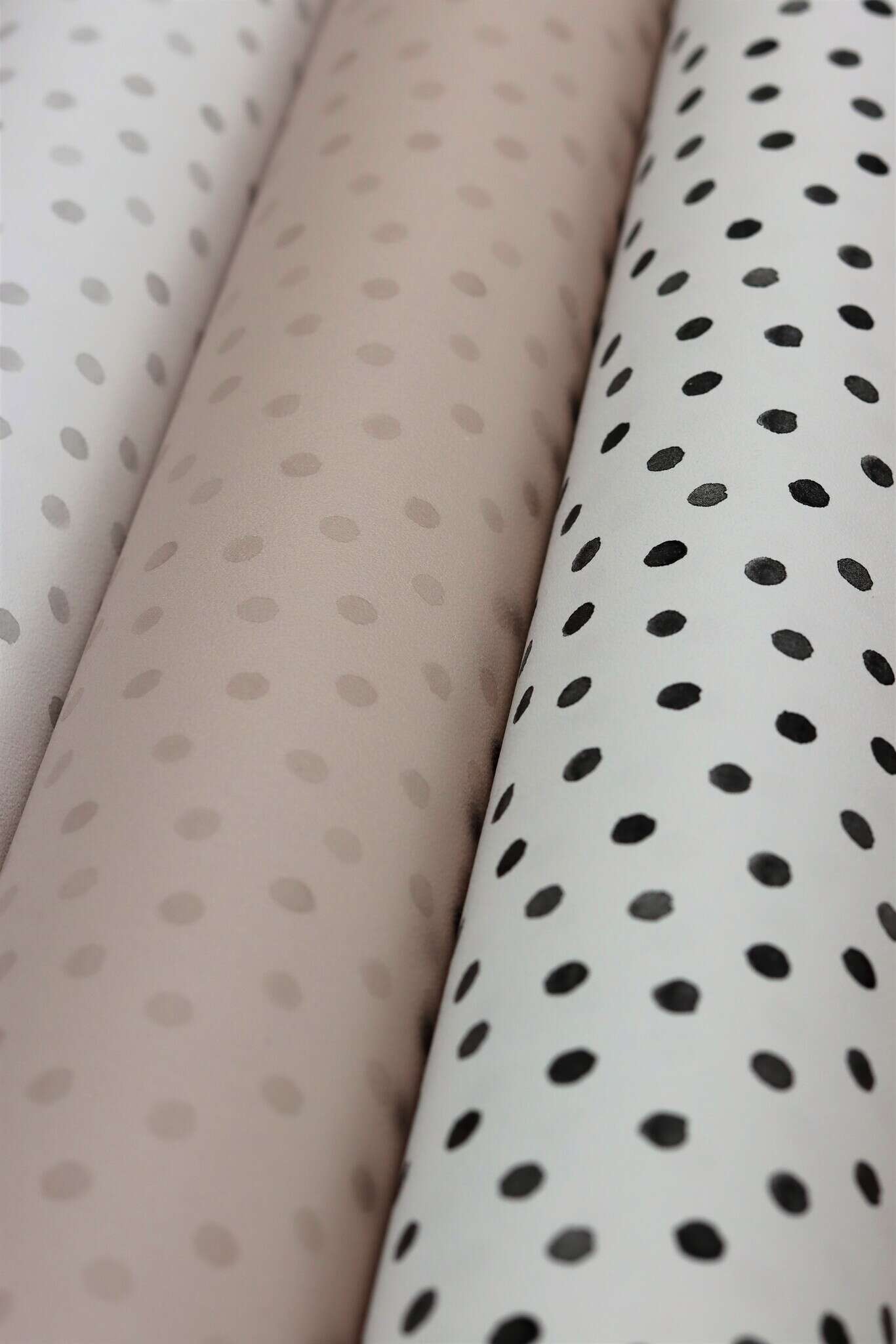 10-253047 Detailaufnahmen 2 Smooth non-woven wallpaper in pink with dots, Bambino 253047