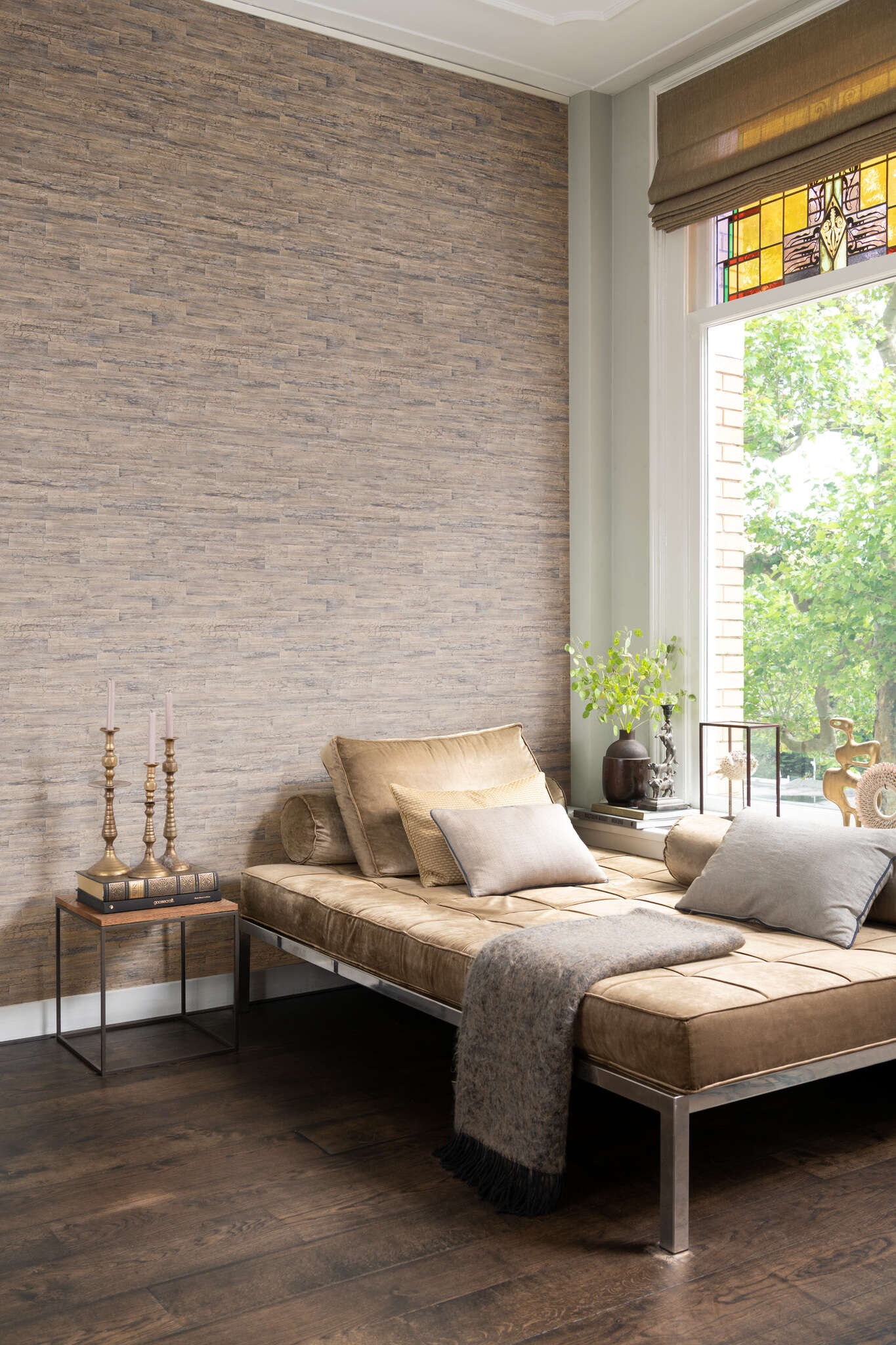 10-537031 Raumbilder 1 Room with Wallpaper with wooden beams and a fine texture