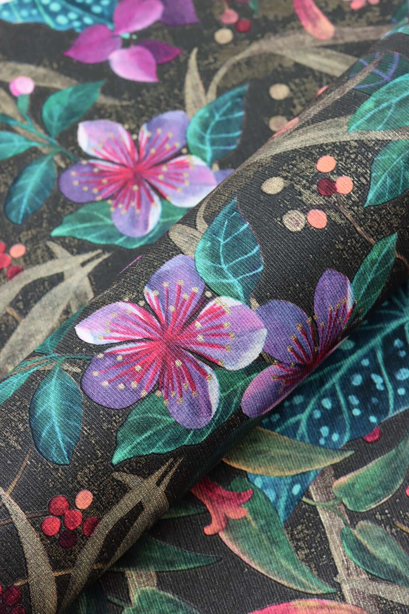 10-538236 Detailaufnahmen 3 Detailed image of Leaf wallpaper with flowers and plants