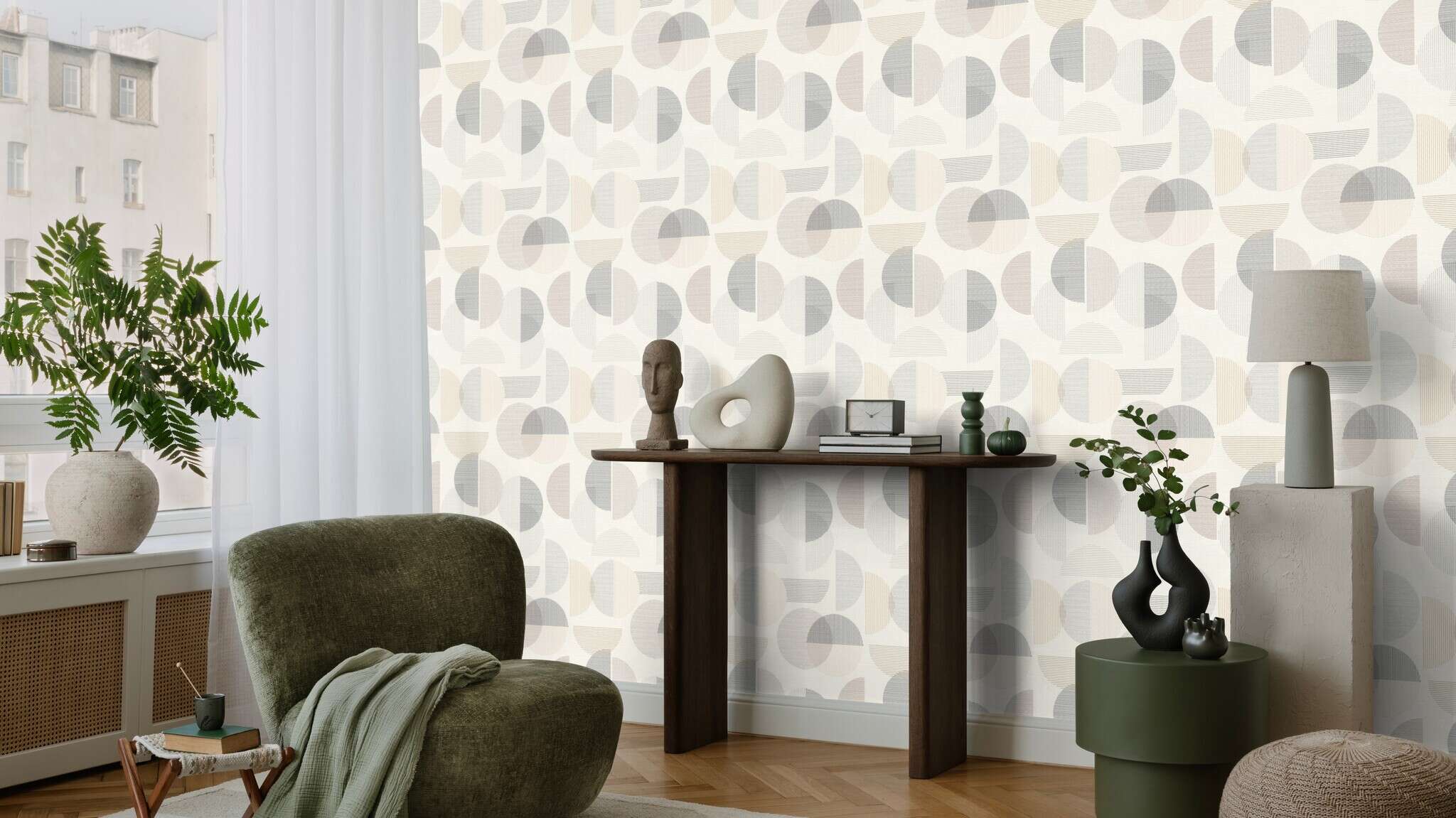 Raum mit Tapete mit Linien und Halbkreisen und geometrischer Schraffierung