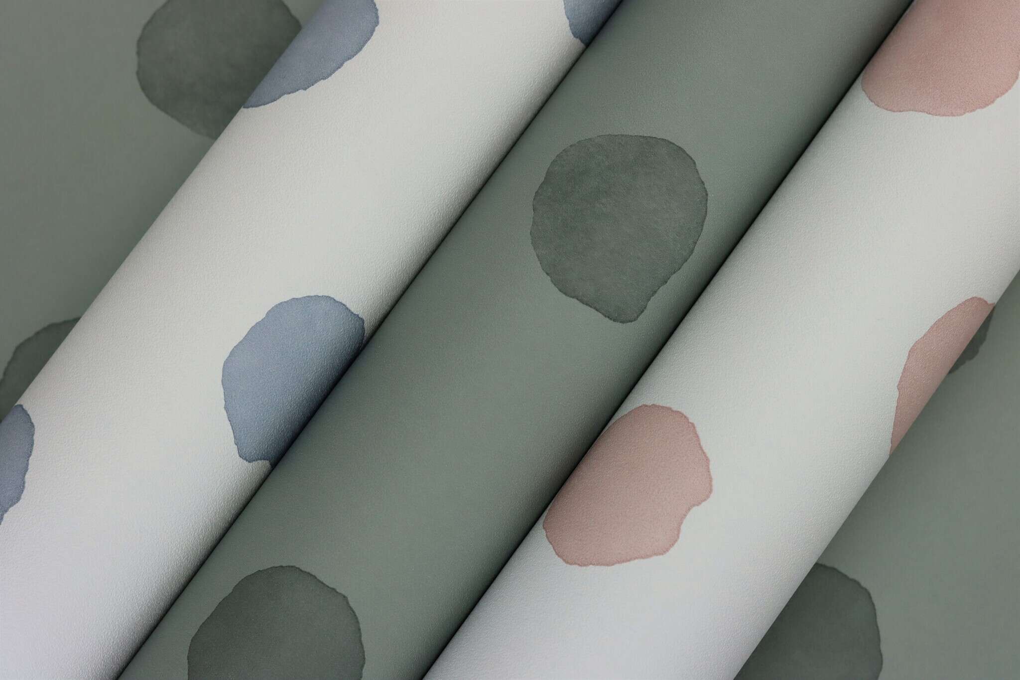 10-252019 Detailaufnahmen 7 Image détaillée de Papier peint ludique avec des pois roses disposés de manière irrégulière sur un fond clair